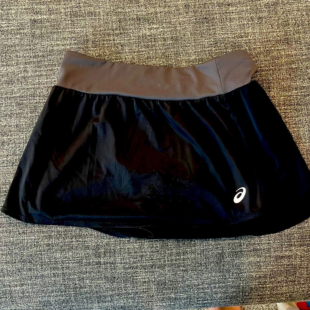ASICS black womens tennis or running skirt size medium -